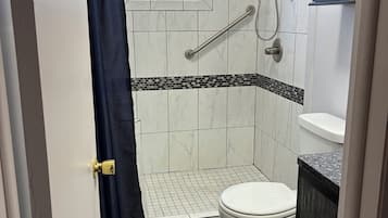 Dusch, handdukar, tvÄl och toalettpapper