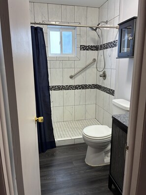 Shower, towels, soap, toilet paper - Blue Water Beachside Condo (Oscoda)