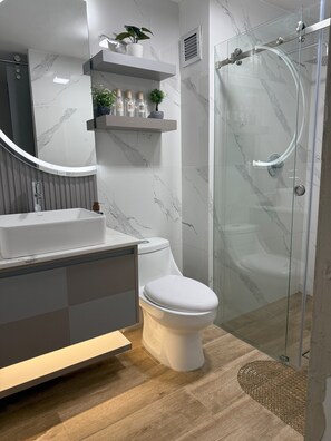 Hårtørrer, håndklæder, Sæbe, Toiletpapir