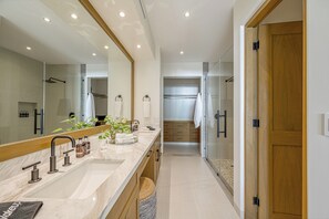 Shower, hair dryer, towels, soap - Beautiful 2-bedroom condo in Beachfront Community (San Jose del Cabo)