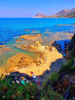 A coastal landscape with rocky terrain and clear blue waters. - Villa "Azzurra" is situated in a stately location on the Gulf of Mazzaforno/Cefalù (Mazzaforno)
