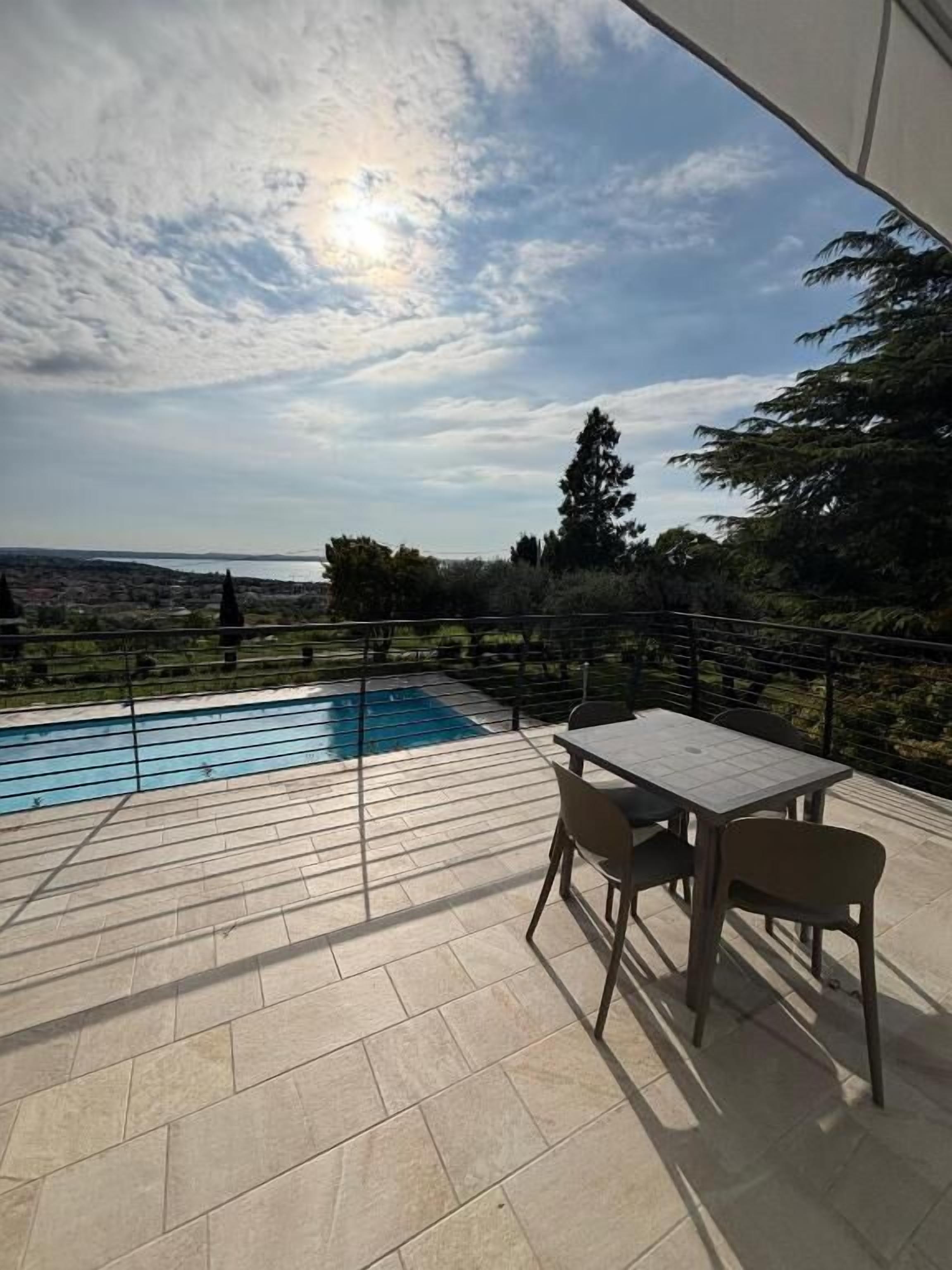 Apartment, Balcony, Lake View | Tempat makan luar