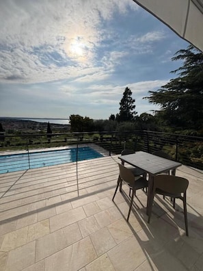 Apartment, Balcony, Lake View | Outdoor dining