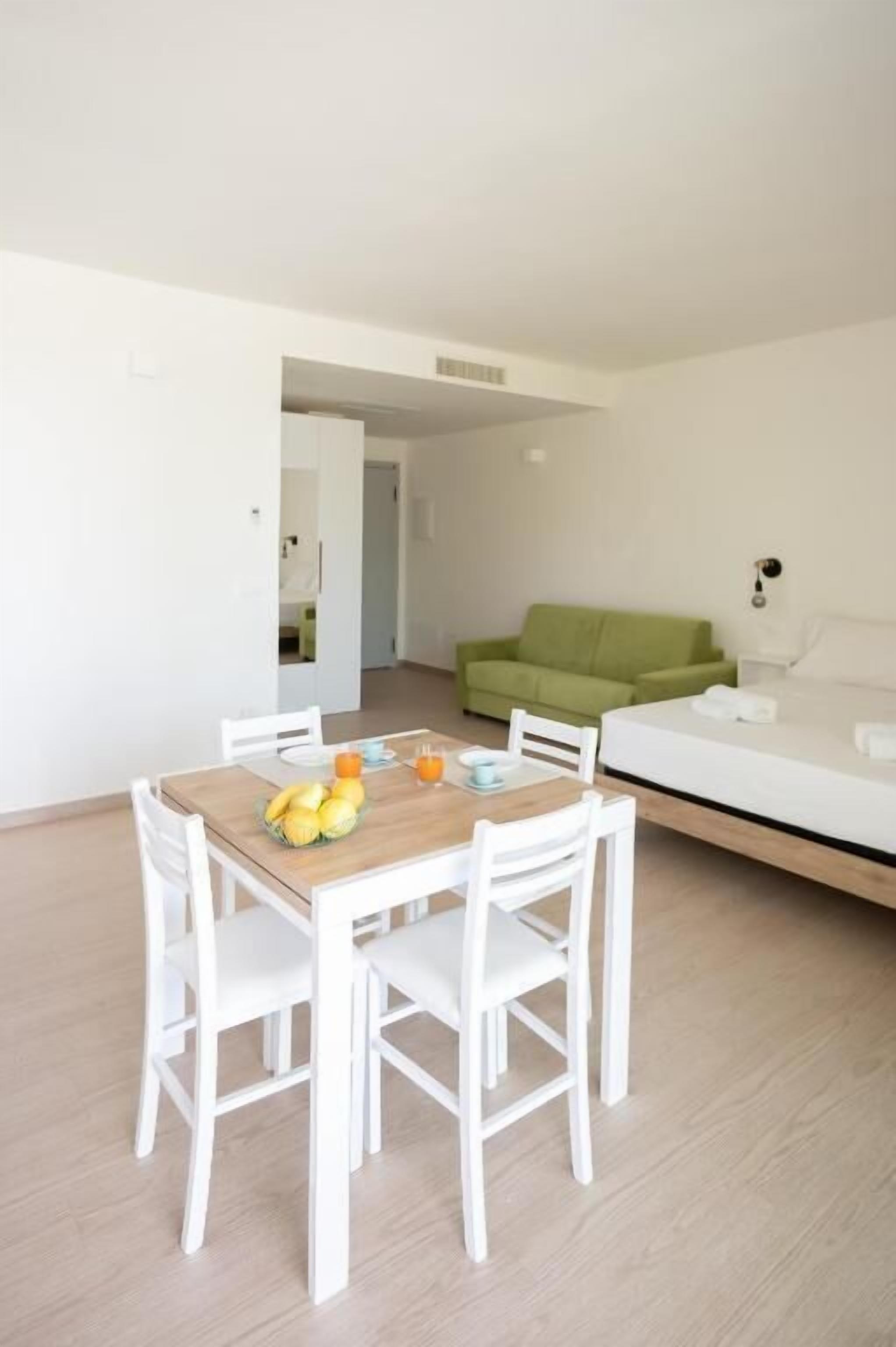 Apartment, Balcony, Lake View | Interior