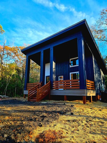 Tiny House. King bed. Queen bed. Quaint Neighborhood Beach!