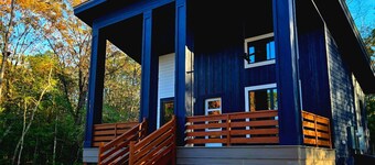 Tiny House. King bed. Queen bed. Quaint Neighborhood Beach!