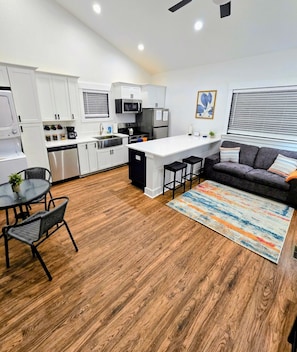 Paper towels - Tiny House. King bed. Queen bed. Quaint Neighborhood Beach! (Jarvisburg)