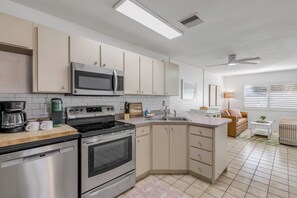 Microwave, oven, stovetop, dishwasher - White Sands & Beach Bliss! (New Smyrna Beach)
