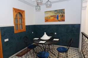 Habitación con 1 cama doble o 2 individuales, balcón | Restauración