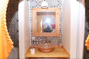 Habitación con 1 cama doble o 2 individuales, balcón | Baño | Toallas, jabón, champú y papel higiénico