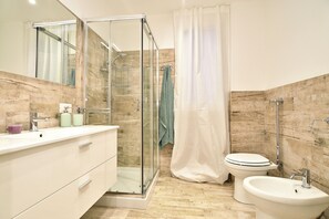 Dusche, Haartrockner, Bidet, Handtücher