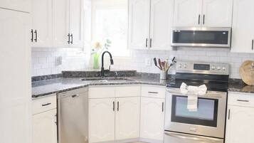 Four à micro-ondes, un four, surface de cuisson, lave-vaisselle