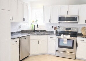 Four à micro-ondes, un four, surface de cuisson, lave-vaisselle