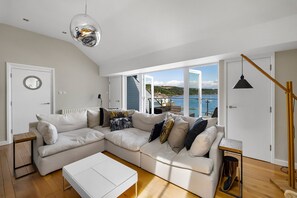 TV, fireplace - Bownder House (Cawsand)