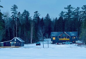 Exterior - Cozy 2-bedroom lakeside cabin with direct trail access (Ashland)