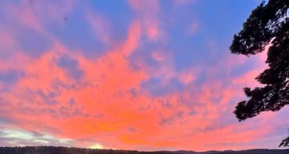 Cozy 2-bedroom lakeside cabin with direct trail access