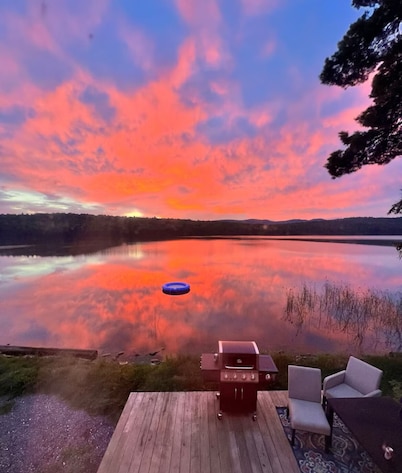 Cozy 2-bedroom lakeside cabin with direct trail access