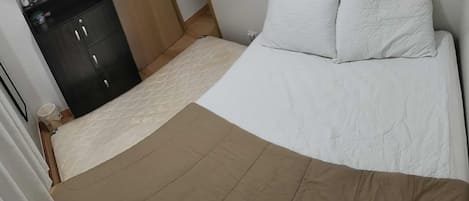 Tabla de planchar con plancha, wifi y ropa de cama