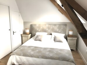 5 bedrooms, iron/ironing board, WiFi, bed sheets - Holiday Home 'Moulin De La Benatre' with Private Terrace, Private Garden and Wi-Fi (Entrammes)