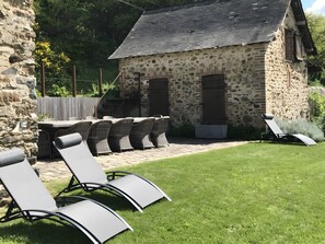 Outdoor dining - Holiday Home 'Moulin De La Benatre' with Private Terrace, Private Garden and Wi-Fi (Entrammes)