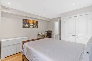 2 bedrooms, in-room safe, desk, iron/ironing board
