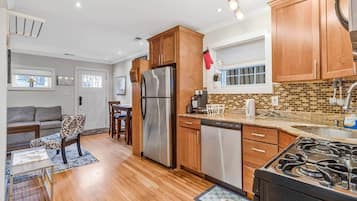 冷蔵庫、電子レンジ、オーブン、コンロ