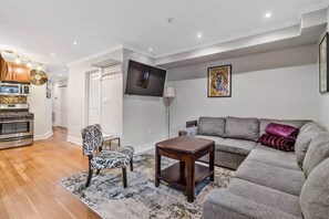 Een smart-tv, boeken en een printer