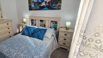 Een strijkplank/strijkijzer, wifi, beddengoed