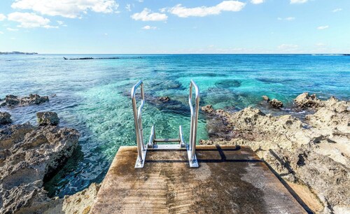 Welcoming 2-bedroom condo Seven Mile Oceanfront