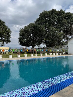 Una piscina al aire libre de temporada