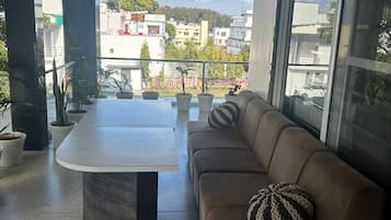 Deluxe-Doppelzimmer, Balkon, Gartenblick | Innenbereich