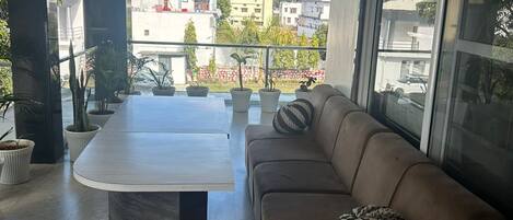 Kahden hengen deluxe-huone, parveke, näköala puutarhaan | Sisätilat