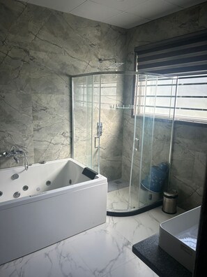Exclusive Double Room, Bathtub, Pool View | Bathroom | Towels, soap, shampoo, toilet paper - Saalak Farm Stay  (Dehradun)