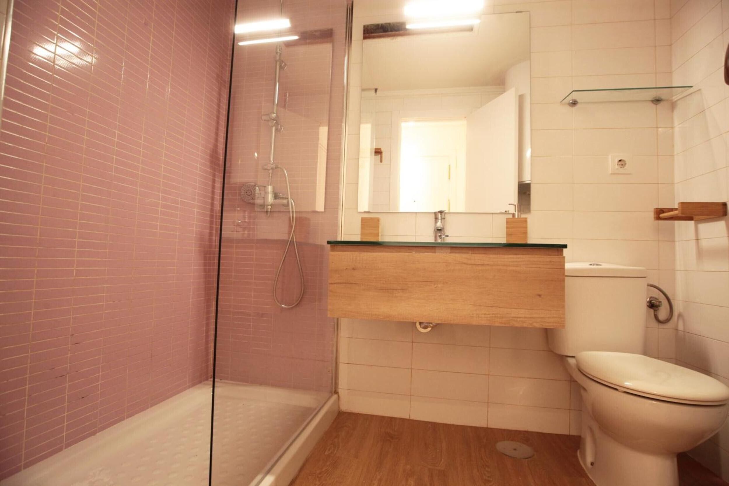 Een douche, een haardroger, handdoeken