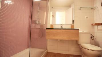 Een douche, een haardroger, handdoeken