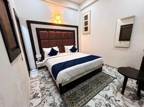 Escritorio, espacio para trabajar con laptop y wifi gratis 