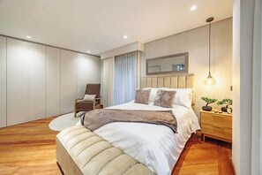 Tabla de planchar con plancha, wifi y ropa de cama 