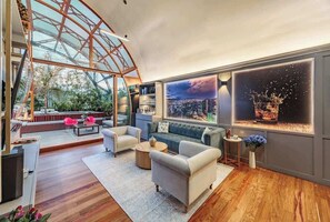 Televisión y oficina 