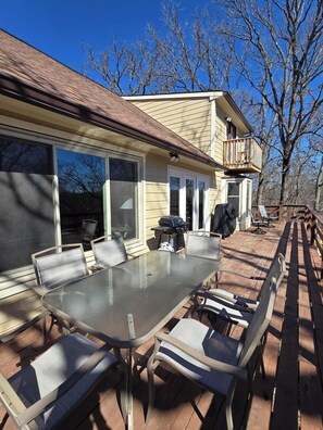 Outdoor dining - Charming 3-bedroom farmhouse with large front and back decks. Fenced in backyard (Warrensburg)