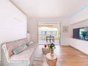TV - Blue Haven – Quiet Retreat, Pools & Beach 5-Min Walk (Anse Marcel)