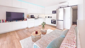 Eine moderne Wohnung mit Küche, Wohnbereich und einer Couch.