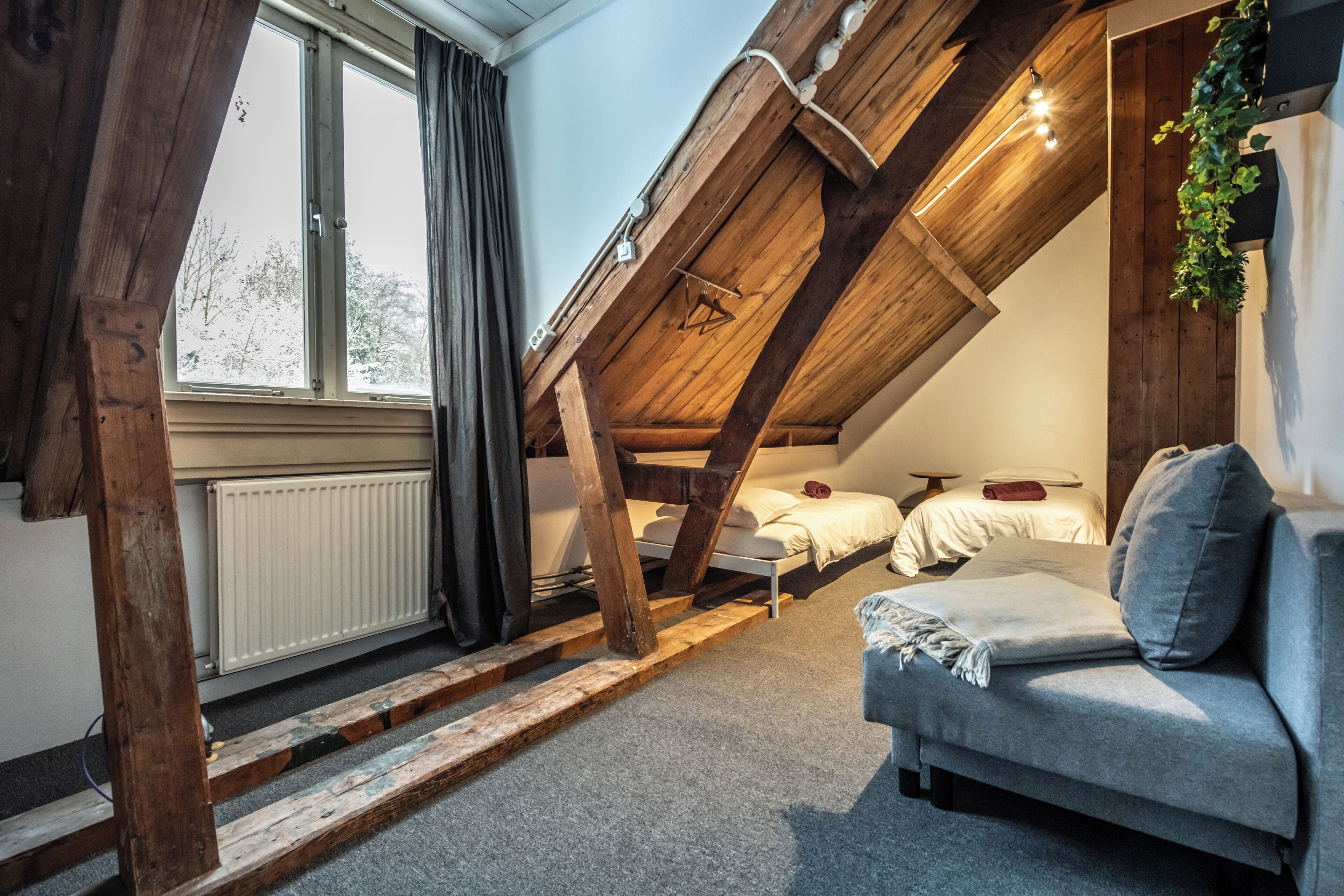 5 bedrooms, iron/ironing board, WiFi, bed sheets