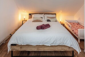 5 bedrooms, iron/ironing board, WiFi, bed sheets