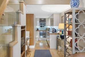Fridge, microwave, oven, stovetop - Stylish 1-Bed Flat in the Heart of Kensington (Greater London)