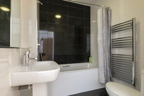 Hair dryer - Cosy 1-Bed Flat Next to Metro (Greater London)