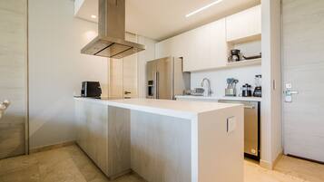 KĂŒhlschrank, Mikrowelle, Ofen, GeschirrspĂŒler