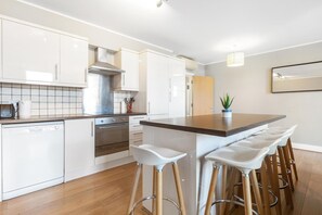 Cookware/dishes/utensils - Great 2-Bed Flat in Prime Location (Greater London)
