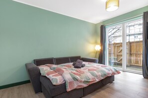 Desk, iron/ironing board, free WiFi, bed sheets - Spacious 2-Bed Flat with Outdoor Patio (Greater London)