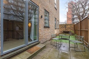 Outdoor dining - Spacious 2-Bed Flat with Outdoor Patio (Greater London)