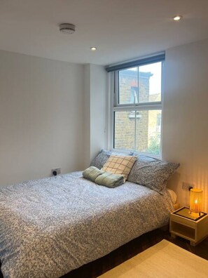 Desk, iron/ironing board, travel cot, free WiFi - Spacious Duplex near Clapham (Greater London)